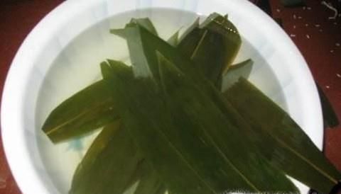 如何包鲜肉三角粽子