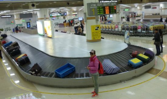 行李托运是不是和飞机一块到达目的地