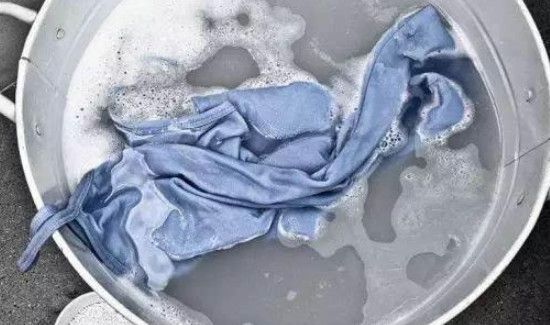 乳胶漆弄在衣服上怎样能洗干净