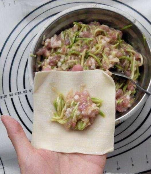 如何包饺子：西葫芦鲜肉饺子