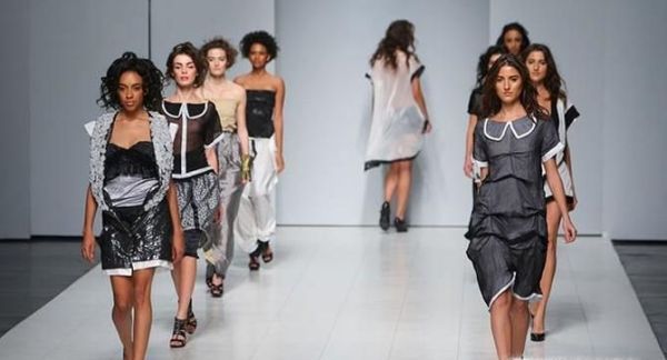 走秀动作怎么摆