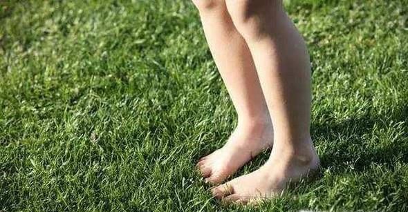 光脚丫走路有好处有没有？好处多着！