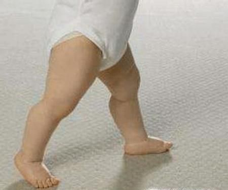 光脚丫走路有好处有没有？好处多着！