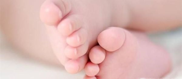 光脚丫走路有好处有没有？好处多着！