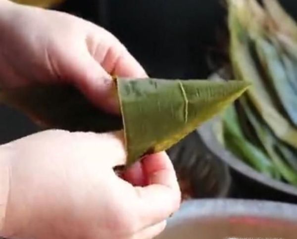 端午节粽子是怎样包的呢