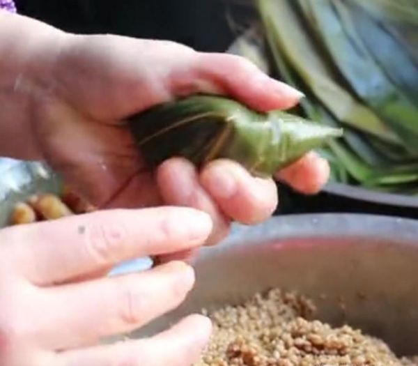 端午节粽子是怎样包的呢