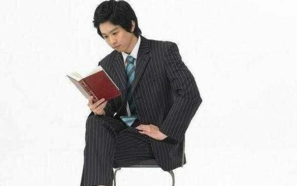 在正规场合男士的坐姿有什么要求呢？