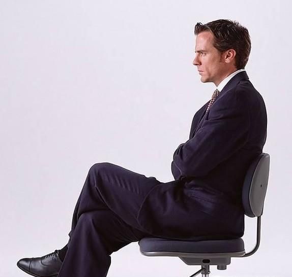 在正规场合男士的坐姿有什么要求呢？