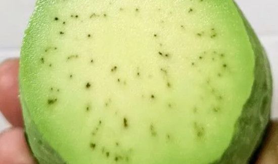牛油果切开有黑斑还能吃吗