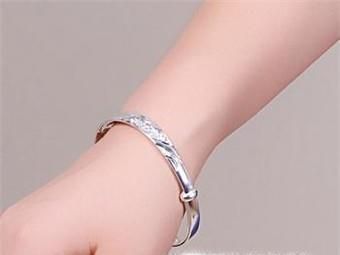 戴银手镯的好处