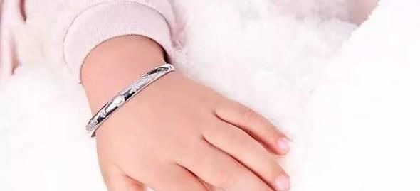 戴银手镯的好处