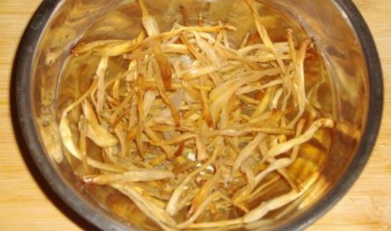 黄花菜泡了一夜能吃吗