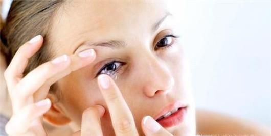 如何健康安全佩戴隐形眼镜？