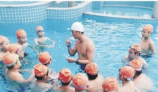 游泳时如何在水中站立