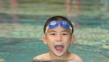 游泳时如何在水中站立