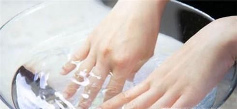 戒指卡在手指上，取下来有妙招！