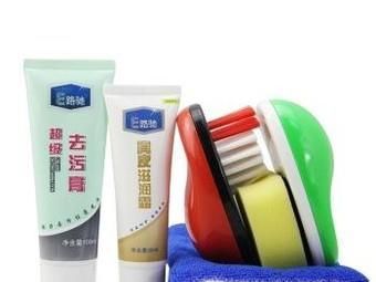 如何漂白白色衣服上洗不干净的污渍？