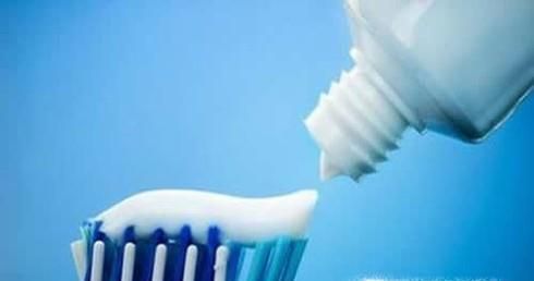 如何漂白白色衣服上洗不干净的污渍？