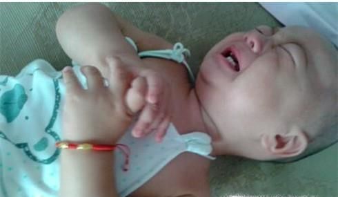 宝宝掉床该怎么办？如何预防宝宝掉床