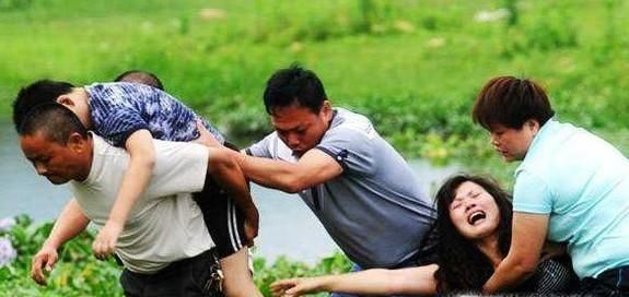 发现有人溺水时的救护方法