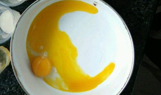 鸡蛋清发黄是不是坏了