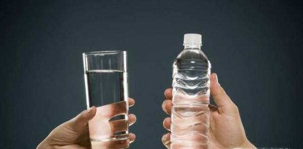 空腹猛灌盐水能清肠？