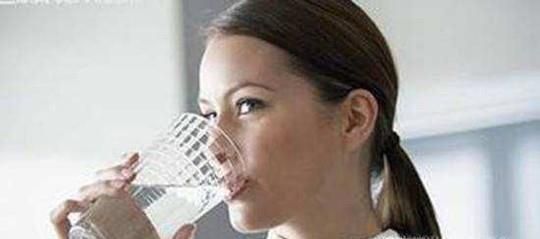 空腹猛灌盐水能清肠？