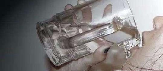 空腹猛灌盐水能清肠？