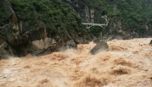 遇到泥石流我们怎么办？