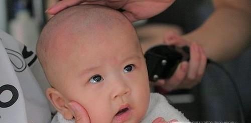 如何给一岁左右的宝宝理发