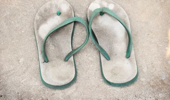 拖鞋穿久了为什么会黑