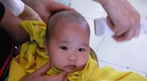 如何给一岁左右的宝宝理发