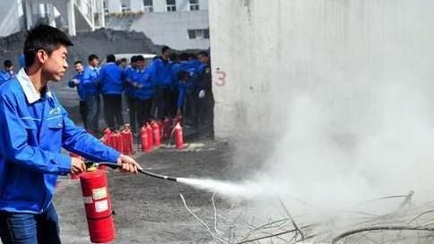 怎样使用干粉灭火器