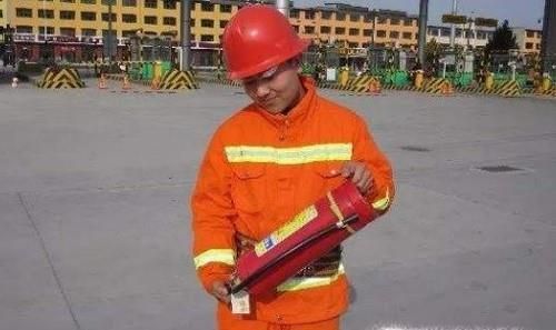 怎样使用干粉灭火器