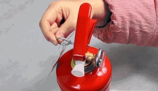 怎样使用干粉灭火器