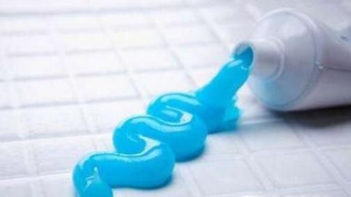 吃饭时衣服上弄上油