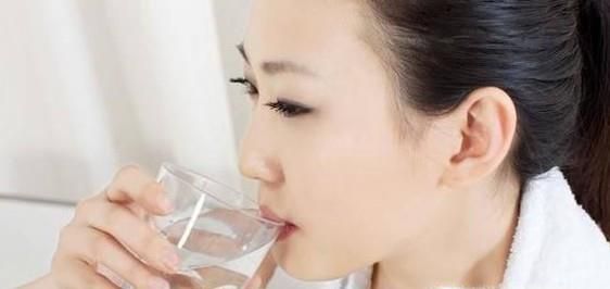 早上空腹喝水的五大好处及注意事项