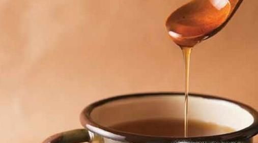 应该用冷水还是热水冲泡蜂蜜?
