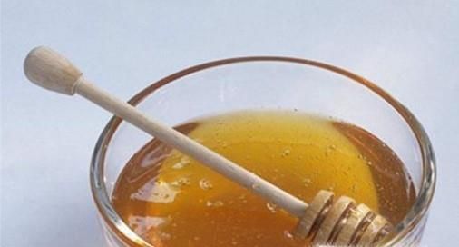 应该用冷水还是热水冲泡蜂蜜?