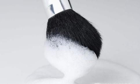 如何用刀片剃须刀刮胡子?