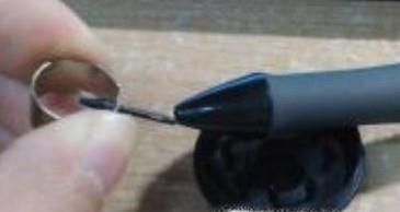 数位板如何更换笔芯？
