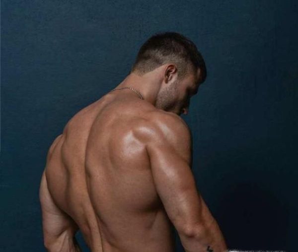 想成为一名模特该怎么去做 ？