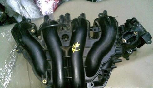 汽车进气系统由哪些部分组成？