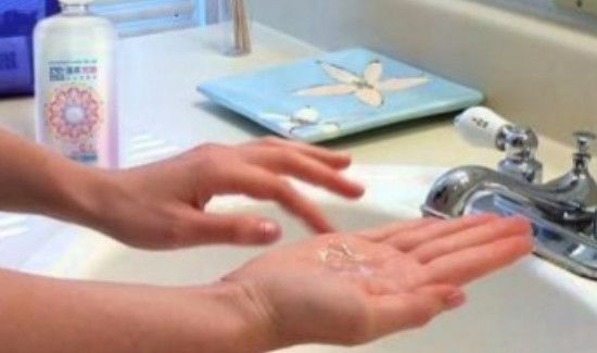 怎么摘隐形眼镜