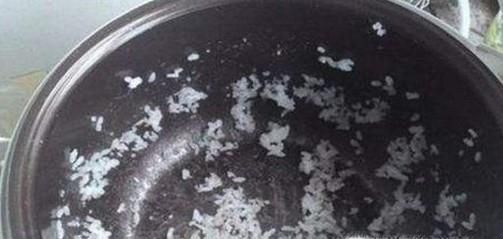 电饭锅煮饭粘锅底怎么办