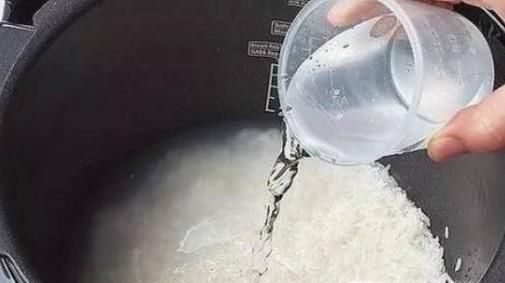 电饭锅煮饭粘锅底怎么办