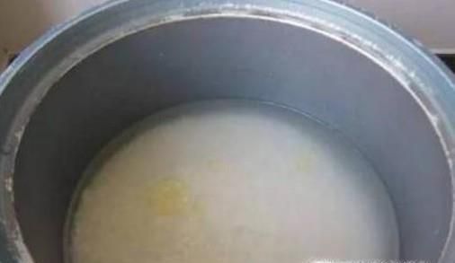 电饭锅煮饭粘锅底怎么办