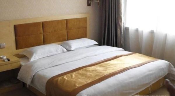 酒店铺床单的方法