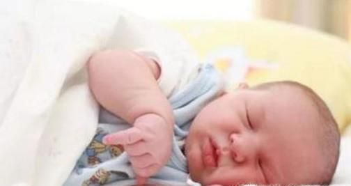 改正新生儿睡偏头的好方法