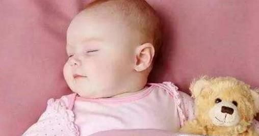 改正新生儿睡偏头的好方法